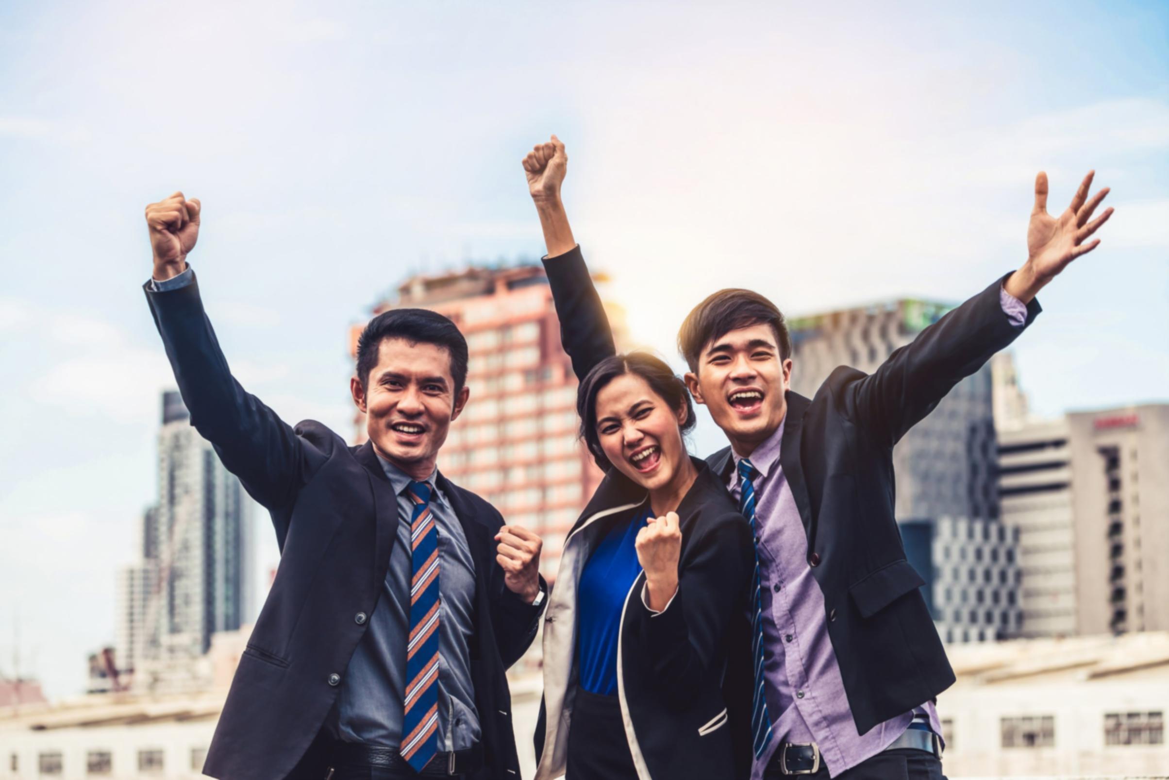 Estudiante organizando materiales de estudio en un espacio de trabajo ordenado