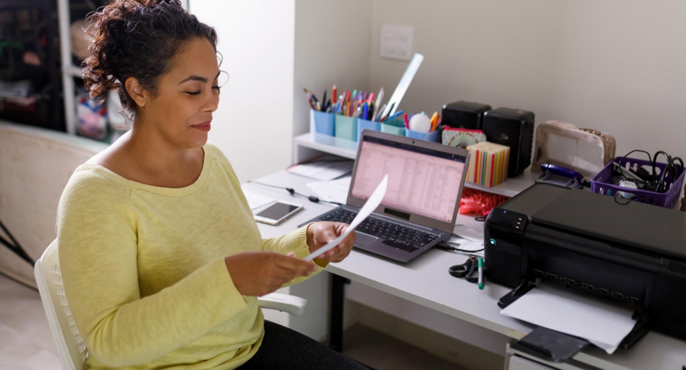 Estudiantes participando en cursos interactivos de finanzas